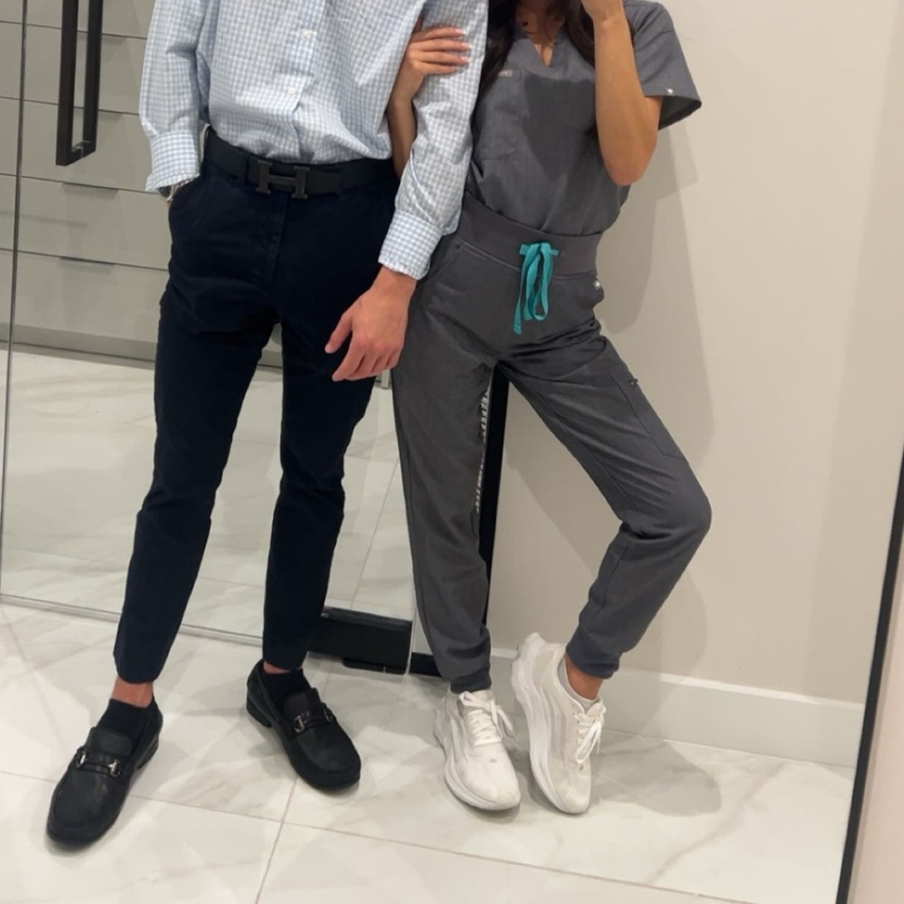 Figs scrub set XXS TOP AND JOGGER worn once